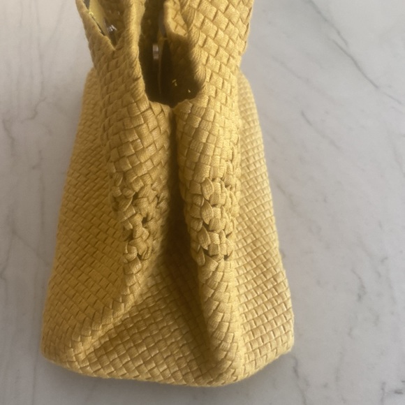 Ann Mashburn yellow woven tote bag - Picture 7 of 10